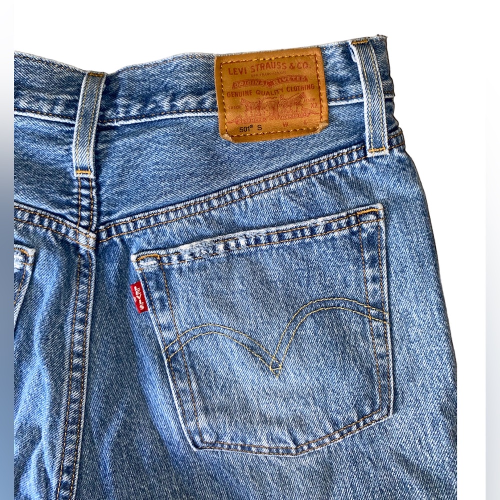 Levi’s 501s Ripped Size 26 Medium Wash